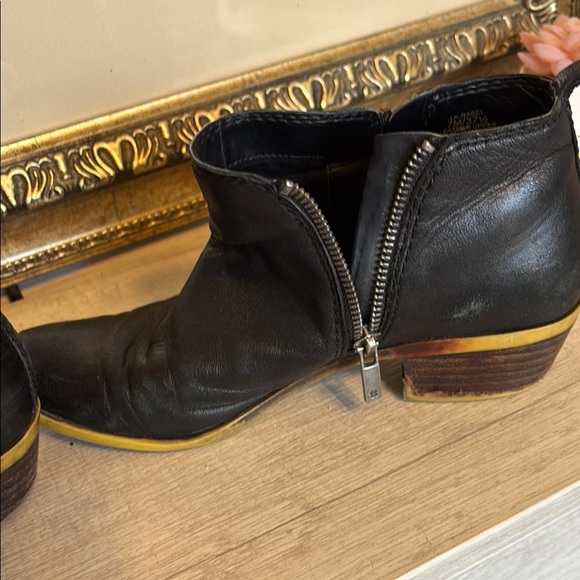 Sleek Black Ankle Boots with Side Zipper - Picture 4 of 8